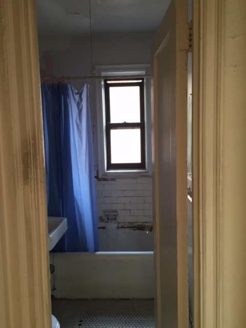 grandapt_before_bathroom